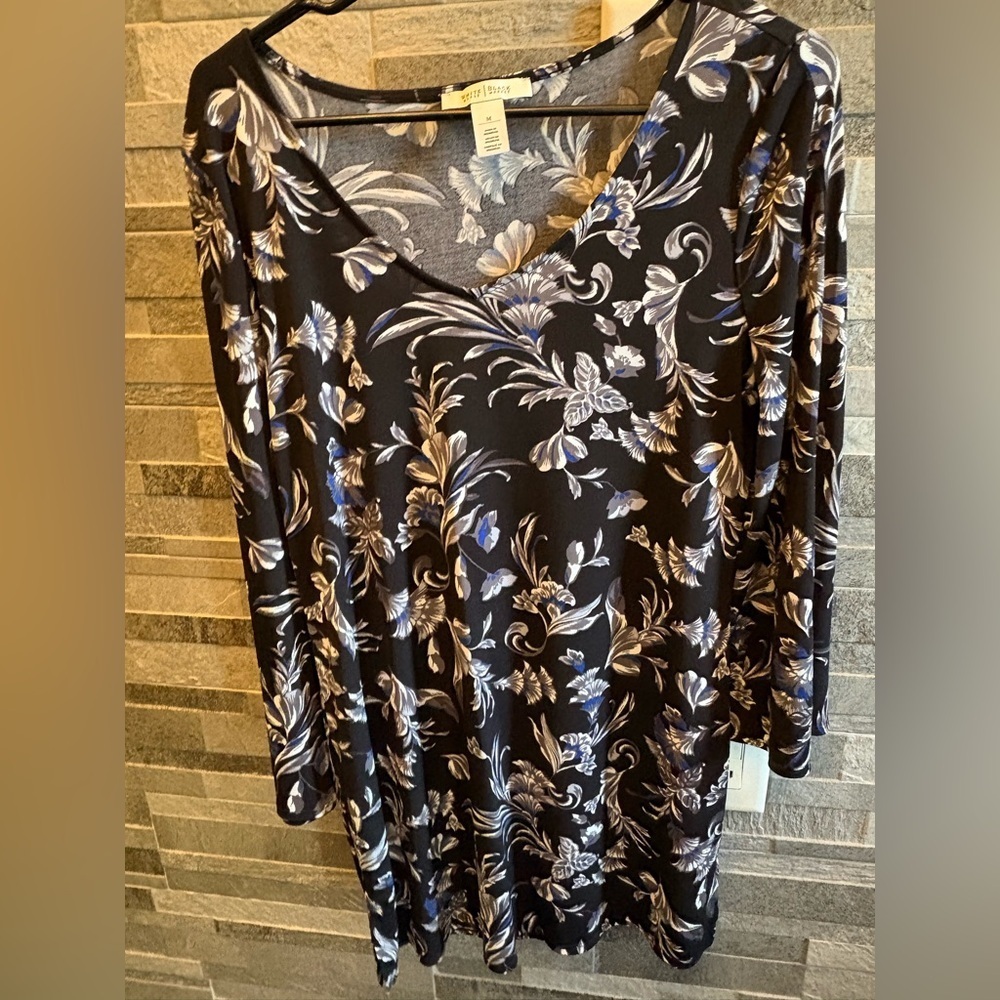 Black Floral Long-Sleeve V-Neck Top - Blue & White Print
